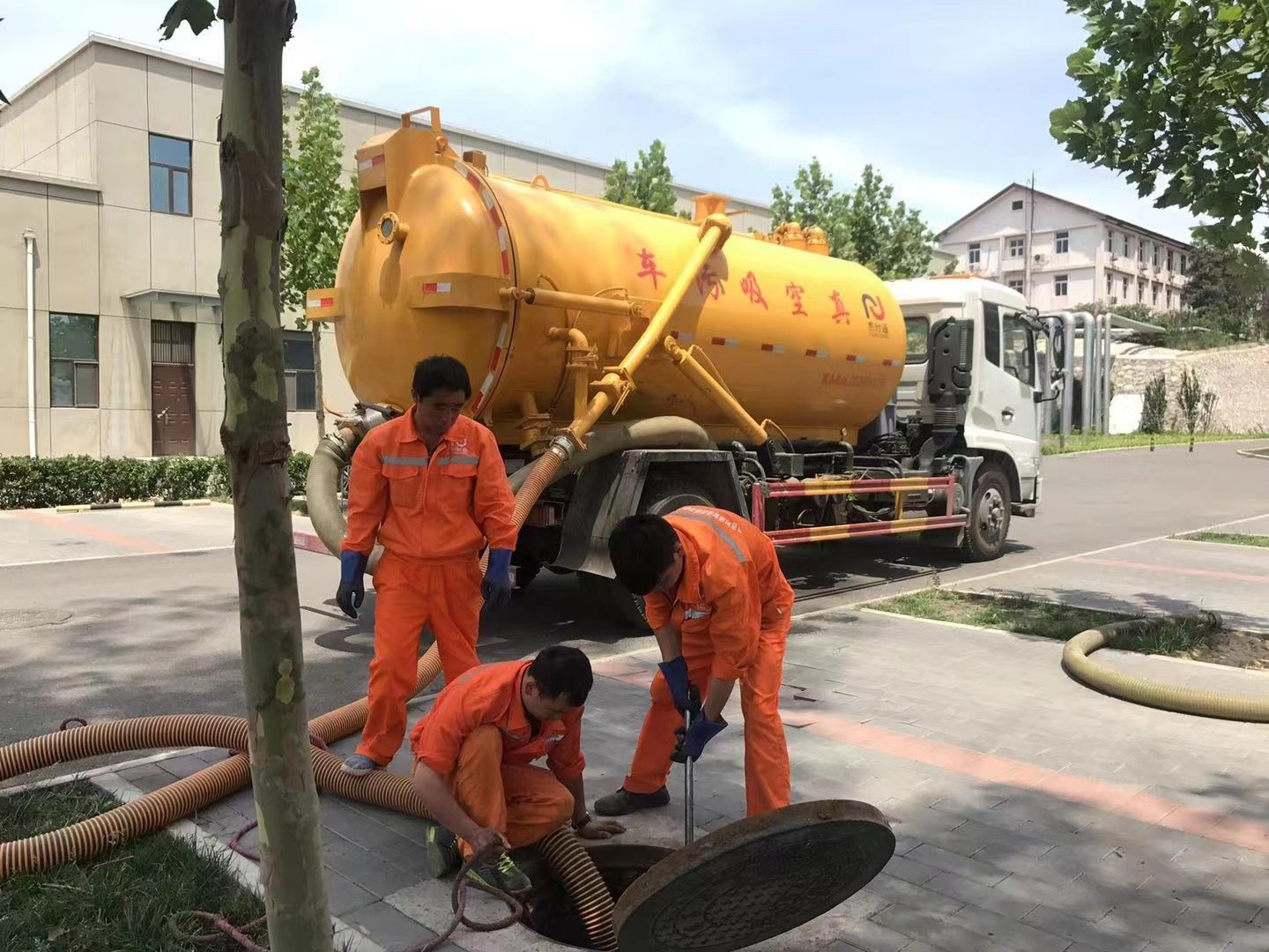 宜阳管道疏通车停在窨井附近