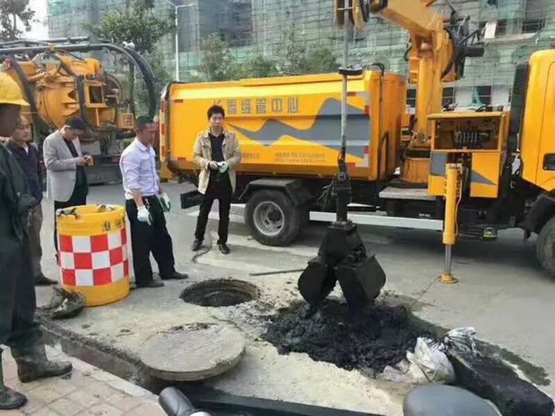 宜阳街道：网格员化身“清道夫”，为民解忧疏通“堵心”化粪池