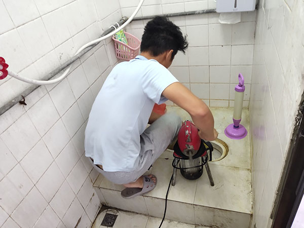 宜阳肥皂掉到马桶里把马桶堵住了怎么办？马桶堵住了怎么办