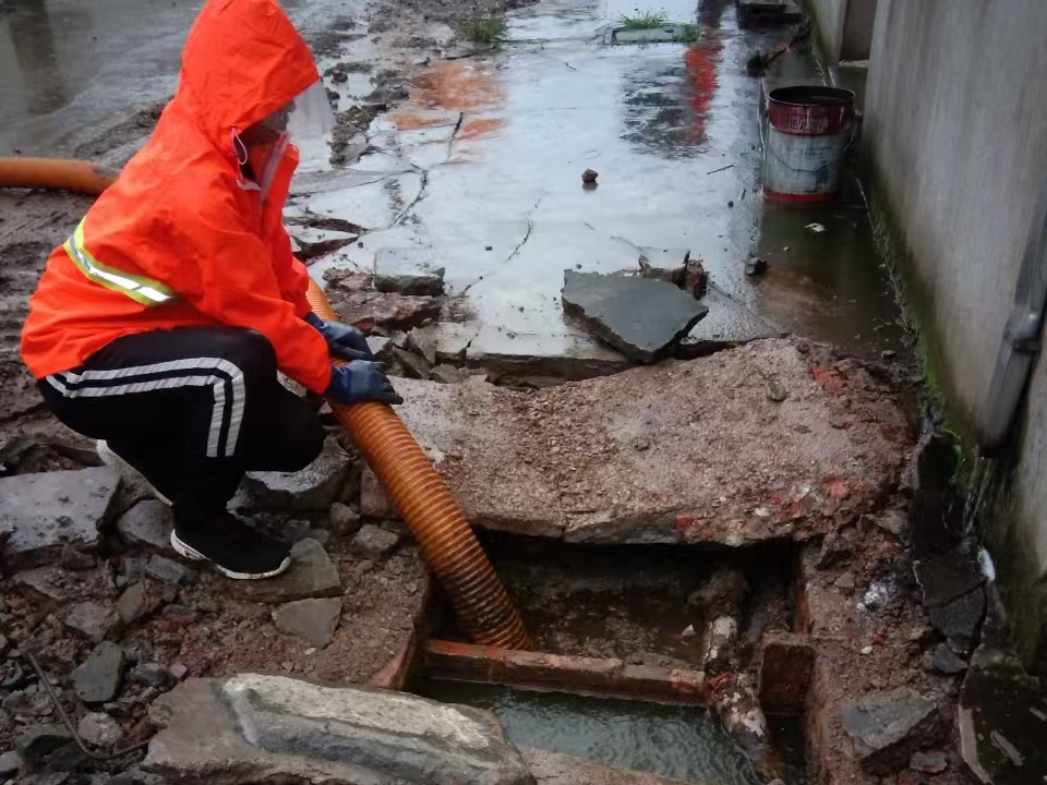 宜阳专业清理污水池 炜誉市政以规范流程守护城市 “肠道”