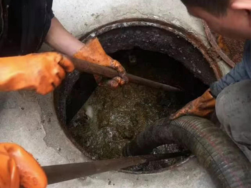 宜阳清理化粪池时如何避免沼气的危害?